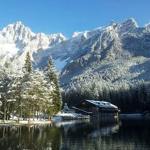 https://chalet-al-lago-san-vito-di-cadore.hotelinveneto.com